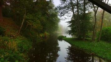 rio keila místico em manhã de nevoeiro video