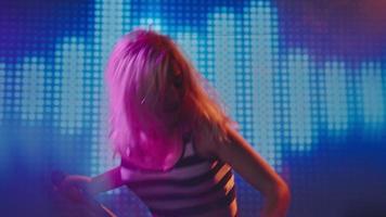 kvinnlig dj som spelar spår i nattklubben video