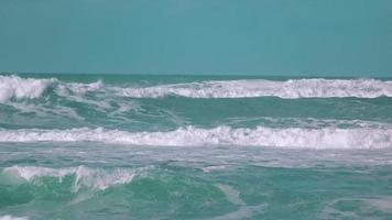 grosses vagues de l'océan se brisant sur le rivage