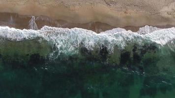 olas del mar rompiendo en la playa video