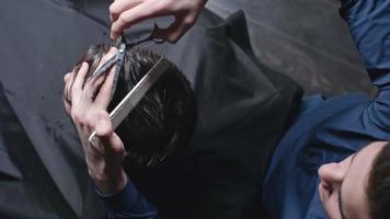 fazendo corte de cabelo masculino