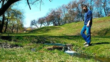 ung vandrare samlar vatten i en flaska video