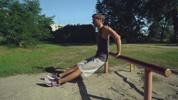 atletisk man som utför övningar på tvärstången video