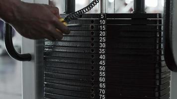 männliche Hand reduzieren das Gewicht auf dem Trainingsgerät video
