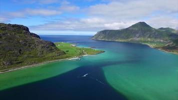in alto sopra il fiordo delle Lofoten in Norvegia video
