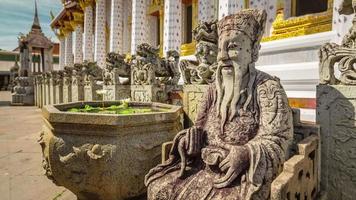thailand oude monnik wat arun bangkok tempel monument decoratie 4k time-lapse video