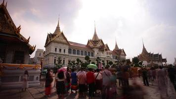 Thailandia sera Bangkok più famoso tempio Wat Phra Kaew Palace 4K lasso di tempo video