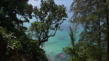 Thailand sonnigen Tag Paradies Strand Wasser Bergbaum Panorama 4k Phuket