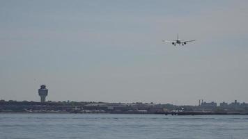 Flugzeuglandung am Flughafen an der Küste video