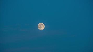la luna se mueve por el cielo al atardecer