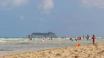 Estados Unidos día de verano miami beach life liner barco paseo 4k florida