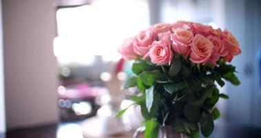 buquê de rosas em um vaso video