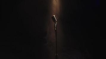 esfregadora em luvas foge do palco. microfone vintage com fumaça video