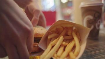 hambúrguer e batatas fritas no prato video