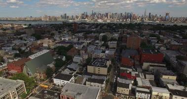 Northern nj flyover top rojo casas y edificios con horizonte de Nueva York en la distancia video