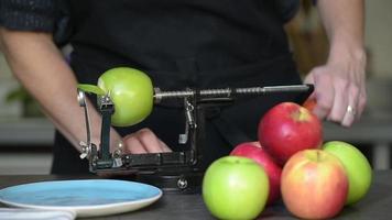 skala ett grönt äpple med en mekanisk skalare