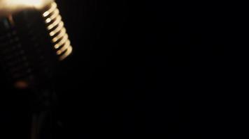 Konzert Vintage Glare Mikrofon bleiben auf der Bühne in leeren Club im Rampenlicht video