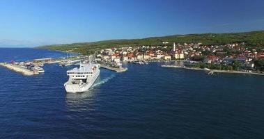 Luftaufnahme der Fähre, die Hafen in Supetar, Kroatien verlässt video