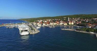 vista aérea do porto de supetar na ilha de brac, croácia