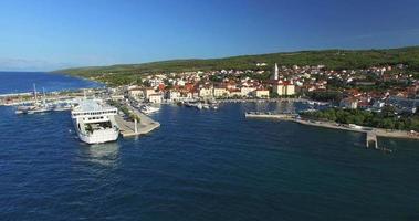 Flygfoto över supetar hamnen på ön Brac, Kroatien video