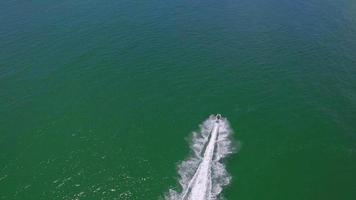 luchtfoto video jetski's op het strand