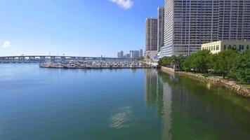 Video aéreo de barcos de Miami en un puerto deportivo.