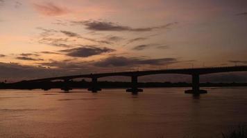 vista de la orilla del río y el puente al amanecer