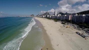 vista aérea de copacabana, famosa praia do rio de janeiro, brasil video