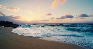 zonsondergang strand en golven