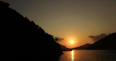 solnedgång över kustnära udden video