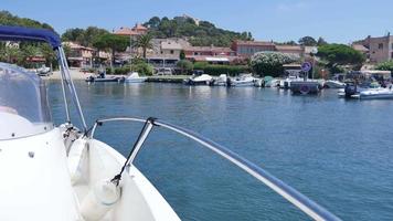 zeilboot zeilen in de Middellandse Zee nabij het eiland Porquerolles video