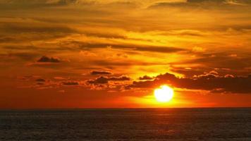 Tailandia verano famoso panorama de puesta de sol naranja de la isla de phuket 4k
