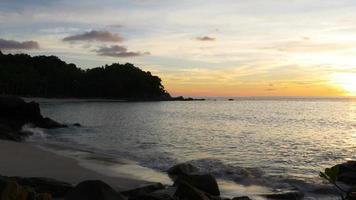 thailand beroemde phuket vrijheid strand zonsondergang panorama 4k video