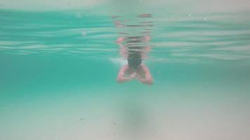 man snorkelen in heldere ondiepe zee. Thailand video