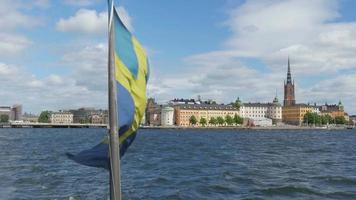 skepp med svensk flagga rör sig i solnedgången, stockholm, sverige video