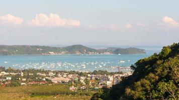 Panorama del puerto de yates de la ciudad de Tailandia día de verano de Phuket 4k lapso de tiempo video