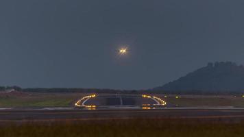 Thaïlande crépuscule aéroport de l'île de phuket jet plaine atterrissage 4k time lapse