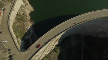 Foto aérea de 4k da barragem de vidraru e do lago de vidraru