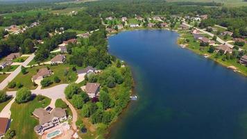 suburbio rural próspero en el hermoso lago artificial, vista aérea video
