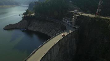 4 k luchtfoto van vidraru-dam en meer vidraru