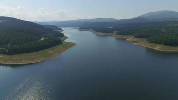 Foto aérea de 4k da represa e do lago Oasa video