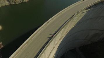 Foto aérea de 4k da barragem de vidraru e do lago de vidraru