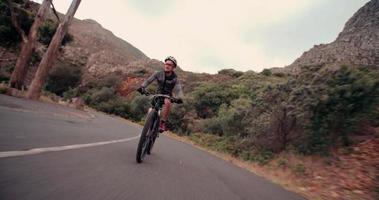 actieve volwassen fietser klaar voor de weg met al zijn beschermende kleding video