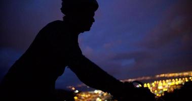 Seitenaufnahme des Radfahrers in Bewegung Silhouette video