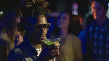 nachdenklicher Mann, der im Nachtclub trinkt video