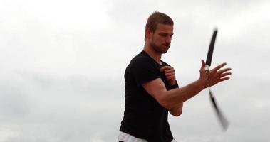 Fit Mann, der Kampfkunst praktiziert video