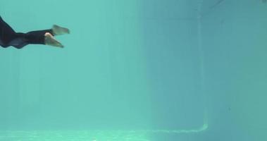 sportlicher Mann, der unter Wasser schwimmt video