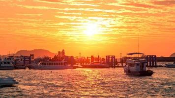 4k timelapse. barcos à deriva em um cais chalong ao nascer do sol em phuket, Tailândia. janeiro de 2016. video
