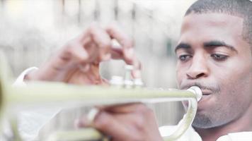 zwarte man speelt een trompet op straat video