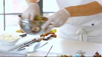 mannelijke handen salade maken. video